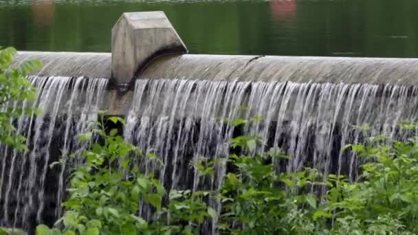 Вода Текущая Через Плотину Водохранилища — стоковое видео