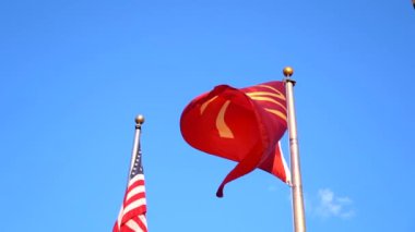 Lancaster, Pennsylvania - 11 Temmuz 2020: McDonalds bayrağı ve ağır çekimde dalgalanan ABD bayrağı.