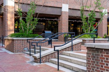 Şehirdeki merdivenler ve tırabzanlar bir binanın girişine çıkıyor..