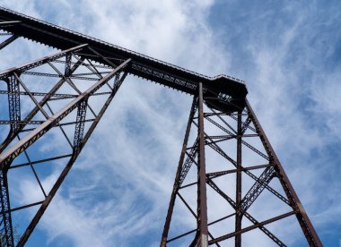 Kasırga geçtikten sonra Kinzua Demiryolu Köprüsü 'nden geriye kalanlar..