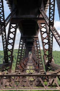 Kasırga geçtikten sonra Kinzua Demiryolu Köprüsü 'nden geriye kalanlar..