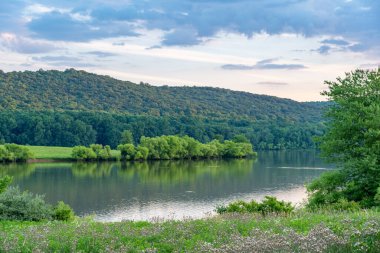 Akşamın ışığında, çölde bir göl..