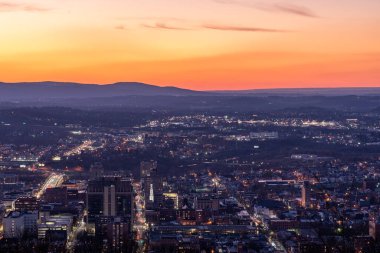 Şehir ışıklarıyla birlikte, gün batımında Reading Pennsylvania şehrinin güzelliği..