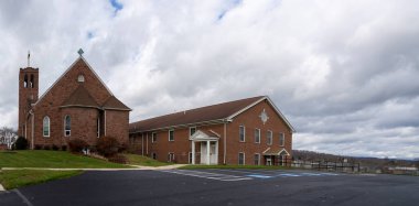 Denver, Pennsylvania - 1 Aralık 2020: Reamstown Memorial Lutheran Kilisesi Denver, Pennsylvania 'nın küçük bir kasabasında bulutlu bir kış gökyüzünün altında.
