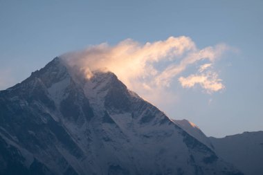 Bulutların güzelliği Nepal 'deki Himalaya Dağları' nın zirvesinde oluşuyor..
