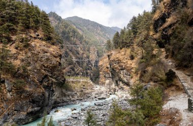 Nepal 'deki bir nehrin üzerindeki Tenzing Hillary asma köprüsü..