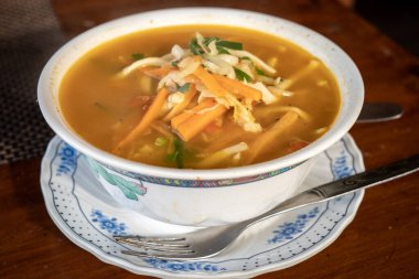 Bir kase Tibet Şerpa güveci masada oturuyor..