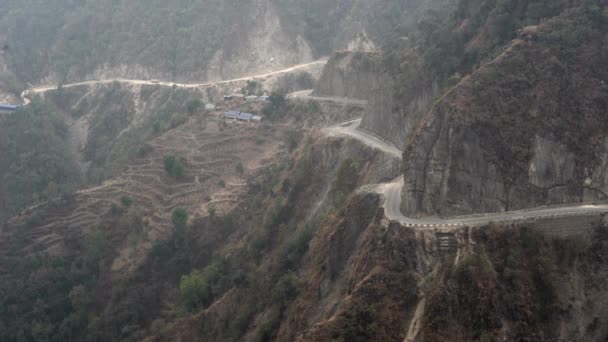 Uma Estrada Sinuosa Nas Montanhas Nepal Com Penhasco Íngreme Lado — Vídeo de Stock