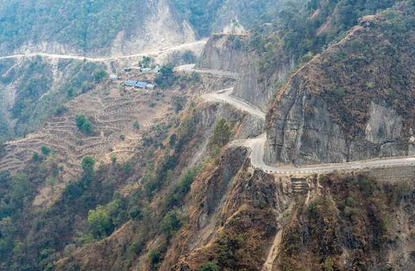 尼泊尔山区危险的蜿蜒土路 — 图库照片
