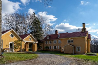 Honeybrook, Pensilvanya - 2 Aralık 2020: Chester County 'de bulutların altındaki Hibernia konağı.