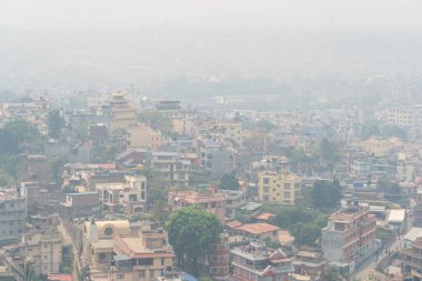 Katmandu şehri, Nepal bir sis çukuruyla kaplıdır..