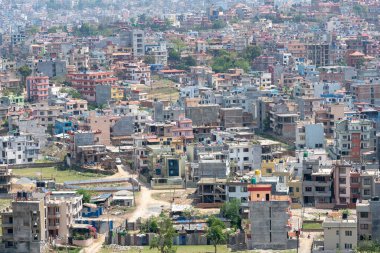 Asya 'da kalabalık bir şehir manzarası.