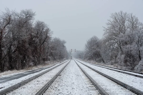 Küçük Bir Kar Yağışı Sırasında Raylarda Kaybolan Bir Tren — Stok fotoğraf