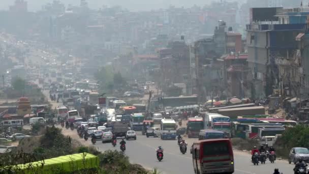 繁忙的城市街道和笼罩在尼泊尔加德满都市上空的浓雾 — 图库视频影像