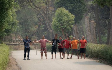 Godawari, Nepal - 15 Nisan 2021: Nepal 'de güneşli havanın tadını çıkaran bazı genç çocuklar.