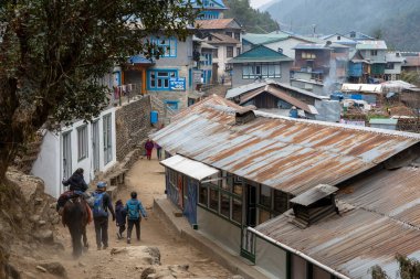 Lukla, Nepal - 4 Mart 2021: Bazı insanlar Lukla 'dan Nepal' deki Namche Çarşısı 'na giden yolda bir dağ köyünde yürüyorlar.