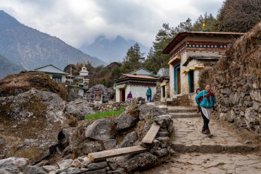 Lukla, Nepal - 4 Mart 2021: Nepal 'de Lukla' dan Namche Çarşısı 'na giden yolda bazı Tibetli kadınlar.