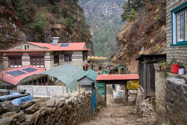 Lukla, Nepal - 4 Mart 2021 Nepal 'deki Sagarmatha Ulusal Parkı' nın girişi.