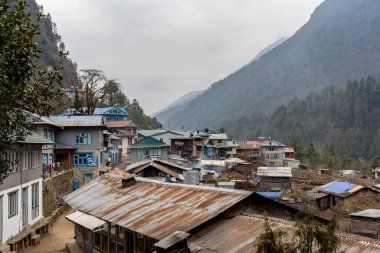 Lukla 'daki Nepal dağlarında Namche Çarşısı' na giden küçük bir kasaba..
