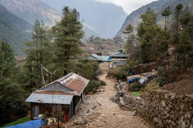 Nepal 'de bir dağ köyünde bir patika..