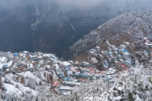 大雪覆盖了位于山间山谷中的纳姆什巴扎尔镇 — 图库照片