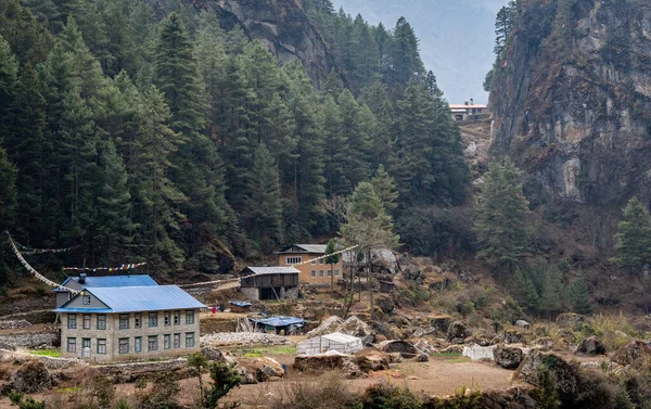 尼泊尔萨加玛塔国家公园小径边的一个小村庄 — 图库照片