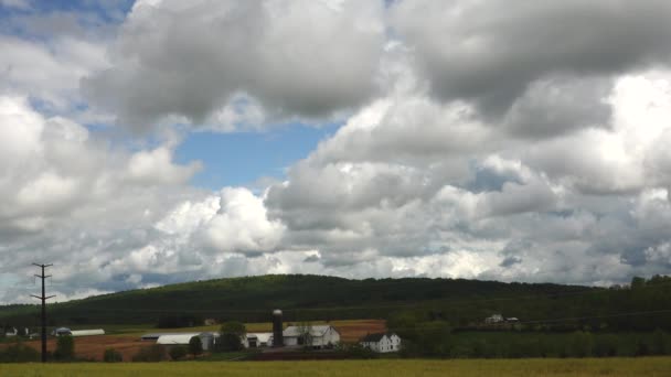 Een Boerderij Vallei Wolken Passeren Boven Ons Lente — Stockvideo
