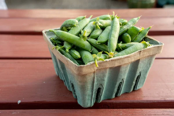 Small Box Green Peas Table — Zdjęcie stockowe