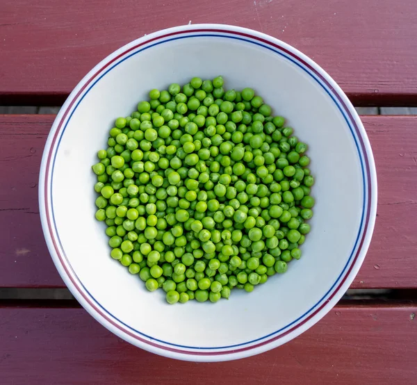 Shelled Green Peas White Dish — Zdjęcie stockowe