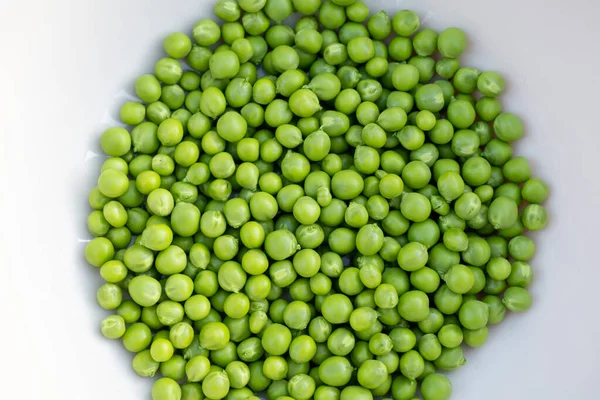 Shelled Green Peas White Dish —  Fotos de Stock