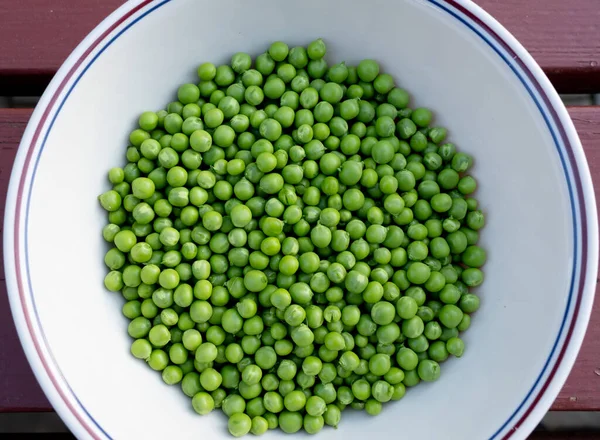 Shelled Green Peas White Dish — Stok fotoğraf