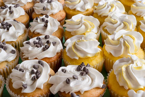 Ein Bund Zitronen Und Schokolade Chip Cupcakes — Stockfoto