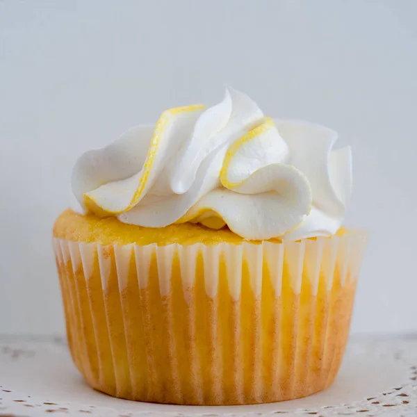 Ein Zitronenwirbel Hausgemachte Dekorierte Cupcake — Stockfoto