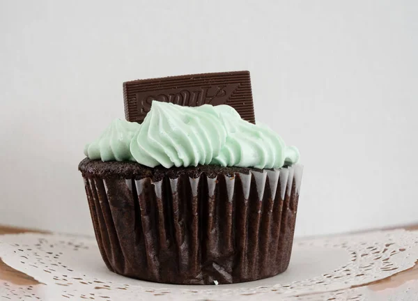 Eine Hausgemachte Schokoladenminze Dekoriert Cupcake — Stockfoto