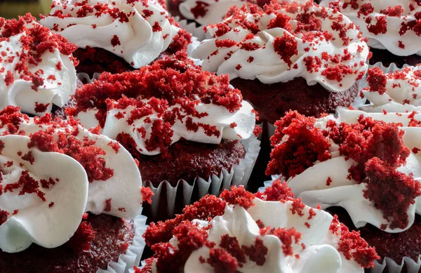Eine Platte Mit Hausgemachten Roten Samt Cupcakes — Stockfoto