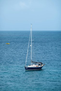 St. Georges, Grenada - 17 Haziran 2021: Tropikal bir denizin mavi sularında küçük bir yat.