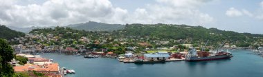 Aziz Georges, Grenada - 17 Haziran 2021: St Georges, Grenada ve körfezde bir kargo gemisi panoraması.