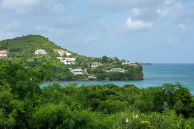 Bazı evler tropikal deniz kıyısındaki uçurumlara tünemişti..