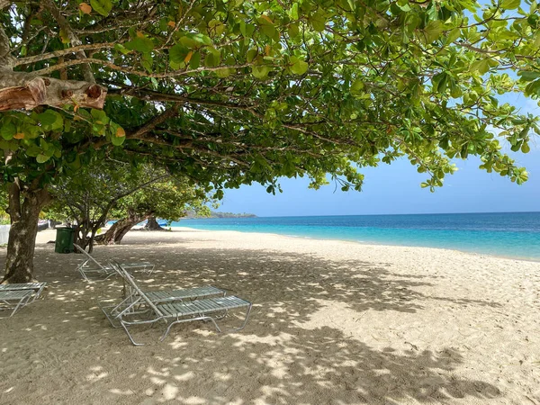 Alcune Sedie Spiaggia Sulla Sabbia Una Spiaggia Paradisiaca Tropicale — Foto Stock