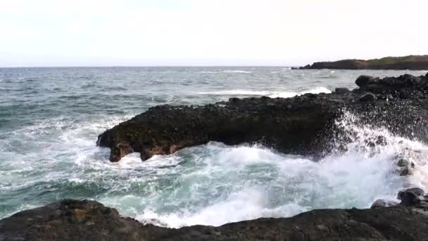 Fale Oceaniczne Rozbijają Się Skałach Wzdłuż Wybrzeża Wyrzucając Spray Powietrze — Wideo stockowe