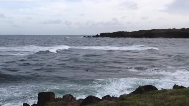 Oceaangolven Breken Rotsen Langs Kust Spuiten Lucht — Stockvideo