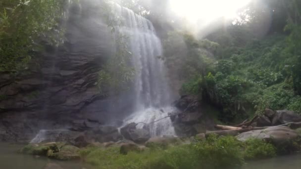Uma Cachoeira Selva Com Uma Névoa Pesada Soprando Vento Sol — Vídeo de Stock