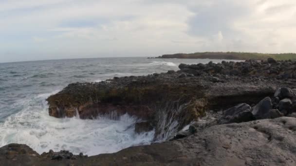 Óceán Hullámai Széttörnek Sziklákon Tengerparti Permetezés Mentén Levegőbe — Stock videók