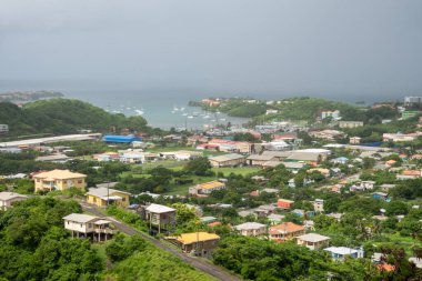 Grenada 'daki St. Georges şehrinin Büyük Anse manzarası..