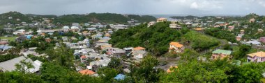 Bulutlu bir günde Grenada 'daki Lime manzarası.