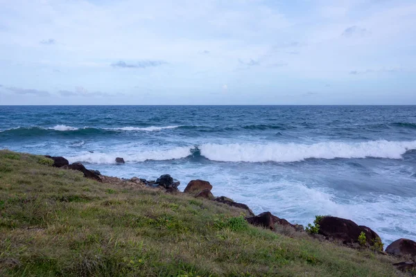 Uma Noite Relaxante Beira Mar Com Ondas Rebentar — Fotografia de Stock