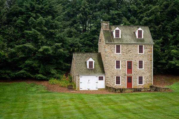 Ein Historisches Steinhaus Auf Frisch Gemähtem Rasen — Stockfoto