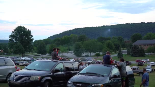 Marietta Pennsylvania July 2021 Boys Sitting Roof Car Getting Ready — Αρχείο Βίντεο