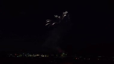 3 Temmuz gecesi büyük renkli bir havai fişek gösterisi.