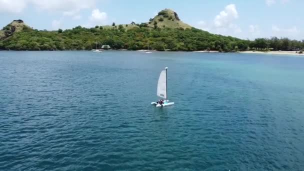 晴れた日にカリブ海の青の小さな帆船の空中ビュー — ストック動画